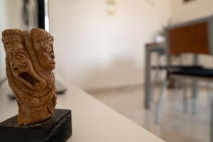 uma estátua de uma cabeça sentada numa mesa em Da Elisa em Quartu SantʼElena