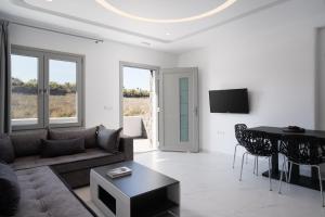 sala de estar con sofá y mesa en Griseo Villas, en Karterados