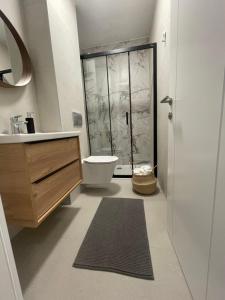 Luxury apartment Golden Mint في نوفاليا: حمام مع مرحاض ومغسلة ودش