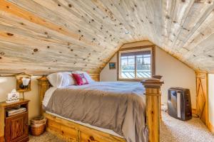 a bedroom with a bed and a wooden ceiling at The Logs in Snowden
