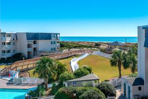 eine Luftansicht eines Resorts mit einer Wasserrutsche in der Unterkunft Starfish Hall in Atlantic Beach