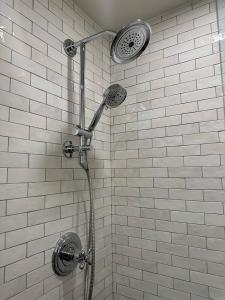 y baño con ducha con cabezal de ducha. en Waterscapes Resort by Discover Kelowna Resort Accommodations, en Kelowna