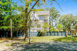 um cesto de basquetebol em frente a uma casa em Hilton Head Beach & Tennis Unit B222 em Hilton Head Island