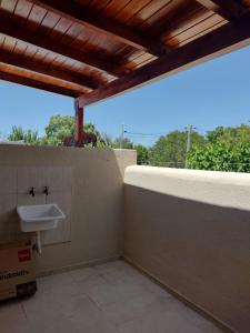 baño con lavabo y techo en DEPARTAMENTO NEDA 2 en Tunuyán