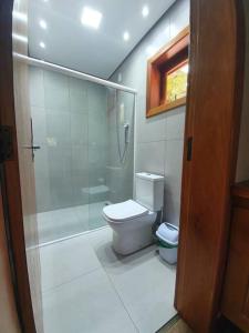 La salle de bains est pourvue d'une douche et de toilettes. dans l'établissement Rancho 4 Corações, à Urubici