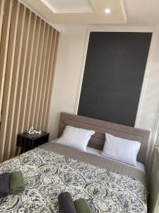 Apartman Una في كرالييفو: غرفة نوم مع سرير مع اللوح الأمامي كبير