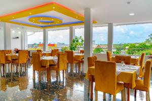 阿約拉港的住宿－Patty House Galapagos，用餐室设有桌椅和窗户。