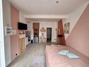 1 dormitorio con 1 cama grande y cocina en La petite Escapade, en Calais