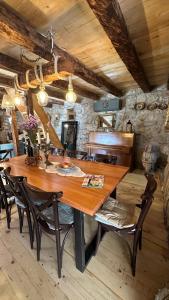 una sala da pranzo con tavolo e sedie in legno di Rustic house Pojata a Njeguši