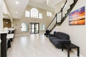 Area soggiorno di SureStay Studio by Best Western Conroe Downtown