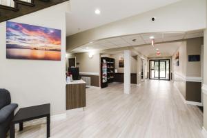 eine Lobby eines Krankenhauses mit einem Gemälde an der Wand in der Unterkunft SureStay Studio by Best Western Conroe Downtown in Conroe