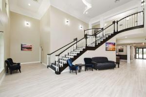 Area soggiorno di SureStay Studio by Best Western Conroe Downtown