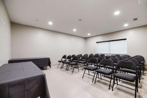 Zona business o sala conferenze di SureStay Studio by Best Western Conroe Downtown