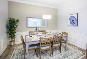 comedor con mesa y sillas en LakeView Penthouse 3 Bedroom In Vista Cay condo en Orlando