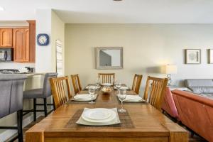 une salle à manger avec une table et des verres à vin dans l'établissement Vista Cay Casa Bella townhouse, à Orlando