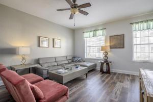 - un salon avec un canapé et un ventilateur de plafond dans l'établissement Vista Cay Casa Bella townhouse, à Orlando