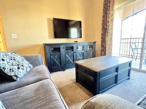 Μια τηλεόραση ή/και κέντρο ψυχαγωγίας στο 2 Bed 2 Bath Condo in Tuscana Resort home