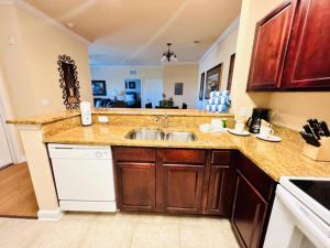 Η κουζίνα ή μικρή κουζίνα στο 2 Bed 2 Bath Condo in Tuscana Resort home +19 φωτογραφίες