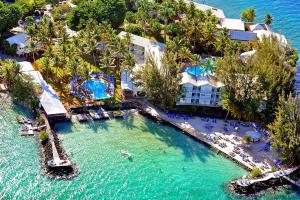 una vista aerea di un resort con piscina di STUDIO FONCTIONNEL dans HOTEL CARAYOU SPA PISCINES a Les Trois-Îlets