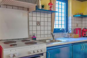 cocina con fogones blancos y fregadero en Barbati Bloom!, en Barbati