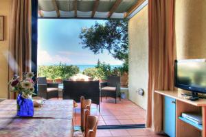 comedor con mesa y vistas al océano en Barbati Bloom!, en Barbati