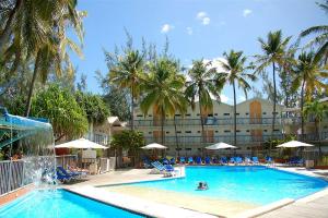 Bazén v ubytování STUDIO FONCTIONNEL dans HOTEL CARAYOU SPA PISCINES nebo v jeho okolí