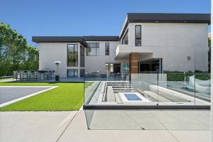 een modern huis met glazen wanden en een tuin bij Villa Ostrom in Los Angeles