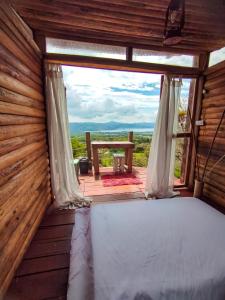 een bed in een kamer met een groot raam bij Ecolife Calima in Calima