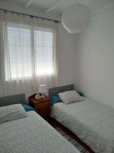 Postel nebo postele na pokoji v ubytování A Barraca. Casa con jardín y vistas a la ría