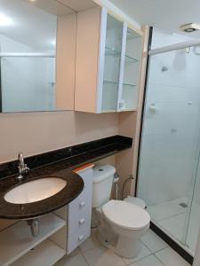 une salle de bain avec toilettes, lavabo et douche dans l'établissement Angra dos Reis - Apartamentos com Vista para o mar OU para piscina Condomínio Porto Bali, à Angra dos Reis
