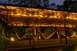 un parque infantil con columpios y luces por la noche en Cabañas Kin Balam Palenque, en Palenque