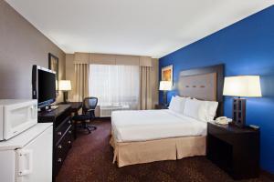 una camera d'albergo con un grande letto e una TV di Holiday Inn Seattle DWTN Lake Union, an IHG Hotel a Seattle