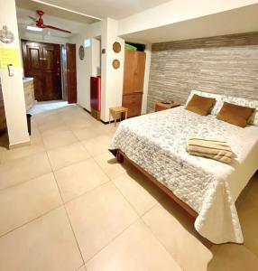 1 dormitorio con 1 cama y suelo de baldosa en Hospédate en Paseo Santa Lucía - LOFT, en Monterrey