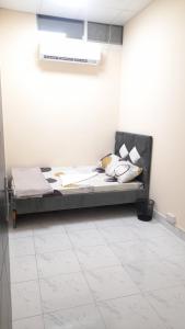Cama en habitación con suelo de baldosa blanca en KMB Double-bed Room at union metro en Dubái