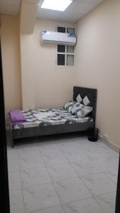 1 dormitorio con 1 cama en una habitación en KMB Double-bed Room at union metro en Dubái
