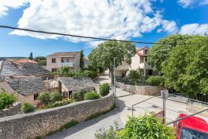 スペタルにあるApartments by the sea Supetar, Brac - 20134の家屋集落通り