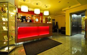 un vestíbulo con un banco rojo en un edificio en Hotel Central, en Núremberg