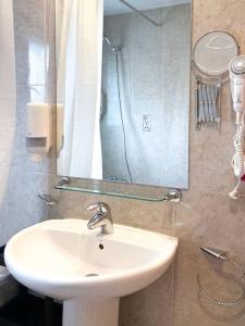 y baño con lavabo y espejo. en Único Piso Colorido y Divertido En Ransol - Increibles Vistas al Rio y Naturaleza - Ideal Familias, en Andorra la Vella