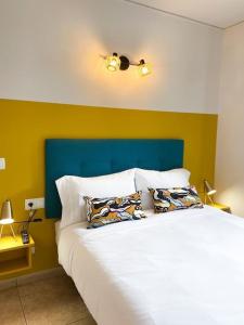a bedroom with a bed with a blue and yellow wall at Único Piso Colorido y Divertido En Ransol - Increibles Vistas al Rio y Naturaleza - Ideal Familias in Andorra la Vella