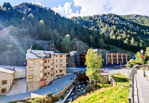 una vista de un edificio con una montaña en el fondo en Único Piso Colorido y Divertido En Ransol - Increibles Vistas al Rio y Naturaleza - Ideal Familias en Andorra la Vella