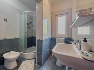 Ένα μπάνιο στο Apartments with parking space Vir - 21482