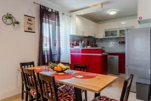 Η κουζίνα ή μικρή κουζίνα στο Apartments with parking space Vir - 21482