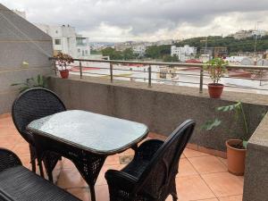 una mesa y sillas en un balcón con vistas en Superb apartment in the heart of Tangier, en Tánger