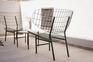 two chairs and a table on a balcony at Casa Lomah Napoles WTC in Mexico City