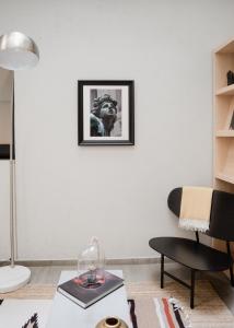 un salon avec une table et une photo sur le mur dans l'établissement Casa Lomah Napoles WTC, à Mexico