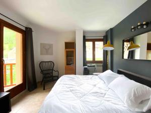 Moderno Y Rústico En Ransol 6pax l by BonesVacances tesisinde bir odada yatak veya yataklar