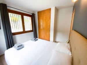 Moderno Y Rústico En Ransol 6pax l by BonesVacances tesisinde bir odada yatak veya yataklar