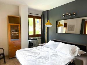 Moderno Y Rústico En Ransol 6pax l by BonesVacances tesisinde bir odada yatak veya yataklar