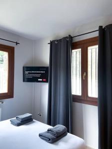 Moderno Y Rústico En Ransol 6pax l by BonesVacances tesisinde bir odada yatak veya yataklar