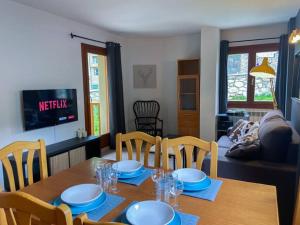 Moderno Y Rústico En Ransol 6pax l by BonesVacances tesisinde bir televizyon ve/veya eğlence merkezi